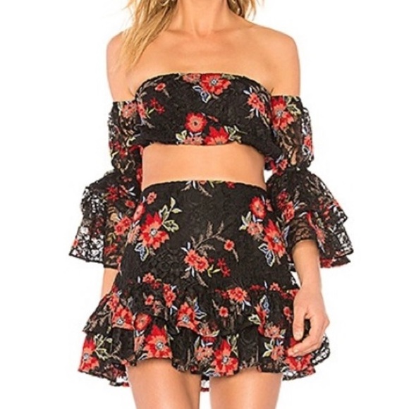 Lovers + Friends Tops - Lovers + Friends Off The Shoulder Ella Embroidered Crop Size XXS